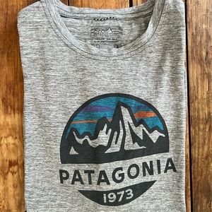 Patagonia short sleeve capailline graphic tee shirt in grey size medium